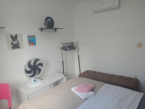 Postel nebo postele na pokoji v ubytování Quarto Aconchegante