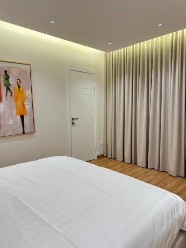 a bedroom with a large white bed and a window at شقق وأستوديوهات فخمة Skyline luxurious Apartments and Studios Riyadh in Riyadh