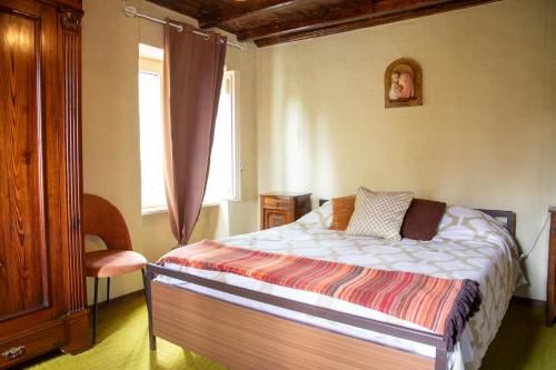 a bedroom with a bed and a window at Ca' Dij Noni in Strona