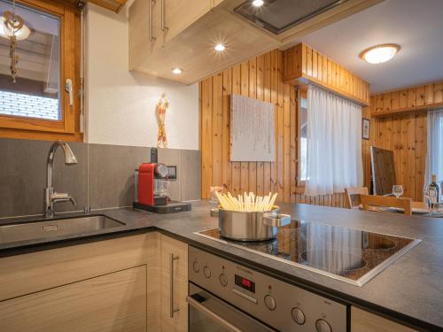 Nhà bếp/bếp nhỏ tại Apartment Eaux-Vives 201 by Interhome