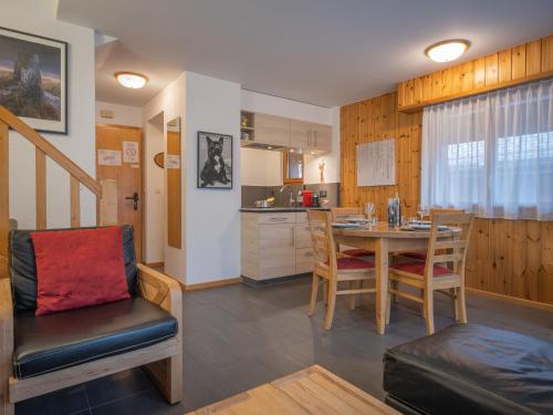 Apartment Eaux-Vives 201 by Interhome