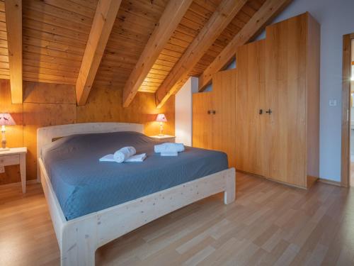 Giường trong phòng chung tại Apartment Eaux-Vives 201 by Interhome