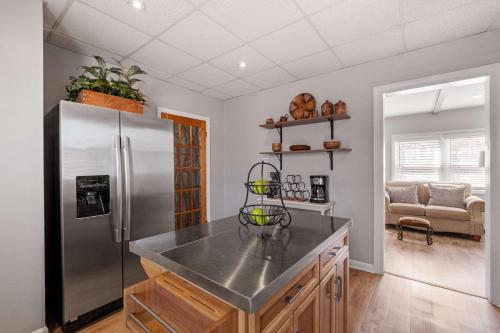 una cocina con refrigerador de acero inoxidable en 1st Flr 1 Bed 1 Ba Furnished-Pet Friendly, en Manchester