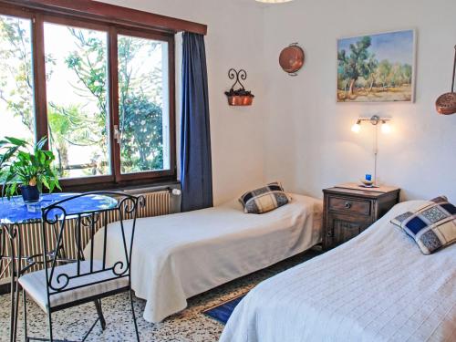 Un dormitorio con dos camas y una ventana en Apartment App- 1 by Interhome, en Vairano