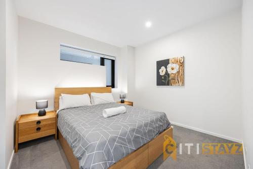 une chambre avec un lit et une fenêtre dans l'établissement Lavish in Lyneham - 2BD 1Bth Apt, à Canberra