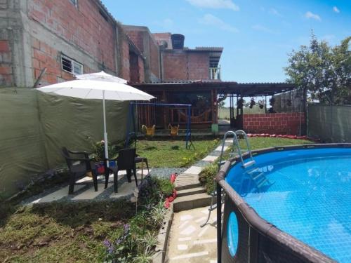 Hồ bơi trong/gần Country house Los Colibríes Dagua