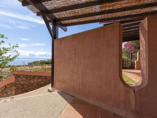 einen Blick von der Außenseite eines Hauses mit einer Steinmauer in der Unterkunft Holiday Home Villa 20 by Interhome in SantʼAmanza