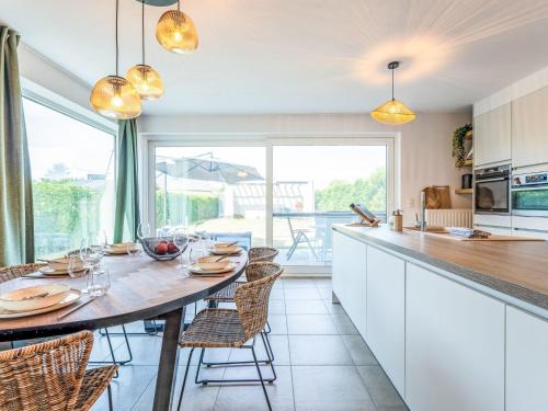 eine Küche mit einem großen Holztisch und Stühlen in der Unterkunft Holiday Home Casa Pepino in quiet cul de sac by Interhome in Mispelburg