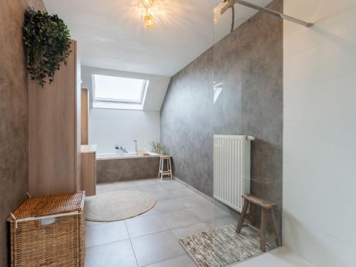 ein Badezimmer mit Waschbecken und Badewanne in der Unterkunft Holiday Home Casa Pepino in quiet cul de sac by Interhome in Mispelburg