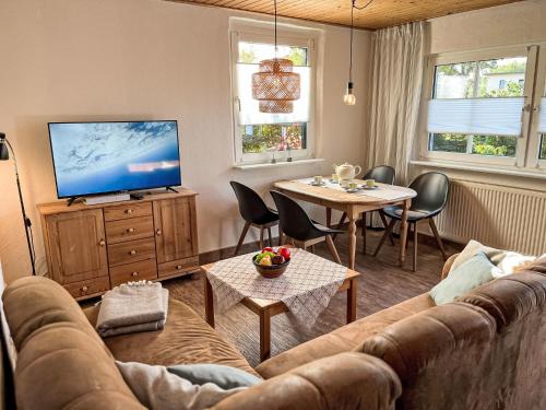 Televiisor ja/või meelelahutuskeskus majutusasutuses Holiday Home Inselkoje Zwo by Interhome