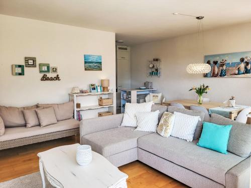 een woonkamer met twee banken en een tafel bij Apartment Apt-Green View by Interhome in Locarno