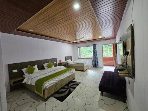 Postel nebo postele na pokoji v ubytování krishna hotel and restaurant