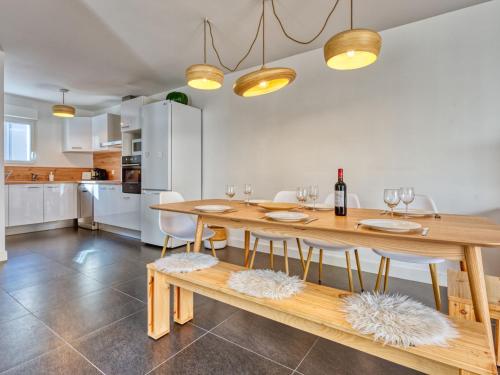 een keuken en eetkamer met een houten tafel en stoelen bij Holiday Home Villa Cano by Interhome in Lacanau-Océan