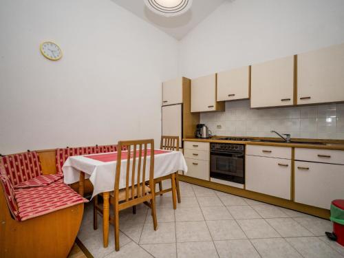 Apartment Hilde Red-4 by Interhome