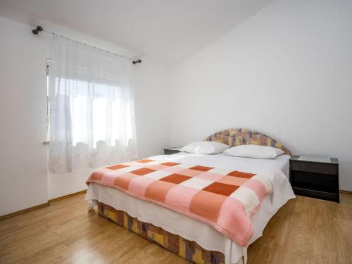 Apartment Hilde Red-4 by Interhome