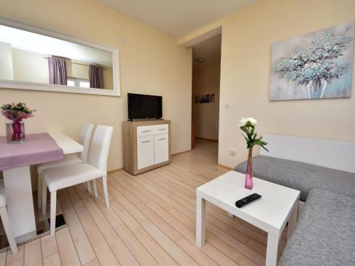 Televisyen dan/atau pusat hiburan di Apartment Melandura-5 by Interhome