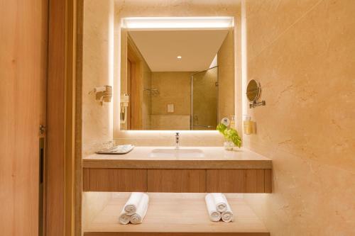 a bathroom with a sink and a mirror at Lemon Tree Hotel, Motihari in Motīhāri