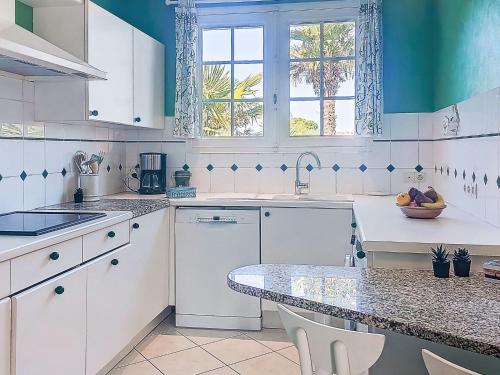 Kuchyň nebo kuchyňský kout v ubytování Holiday Home L'Allée by Interhome