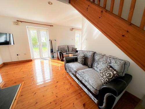 un salon avec un canapé et une télévision dans l'établissement Holiday Home Brittas Bay Holiday Village No 7 by Interhome, à Brittas Bay