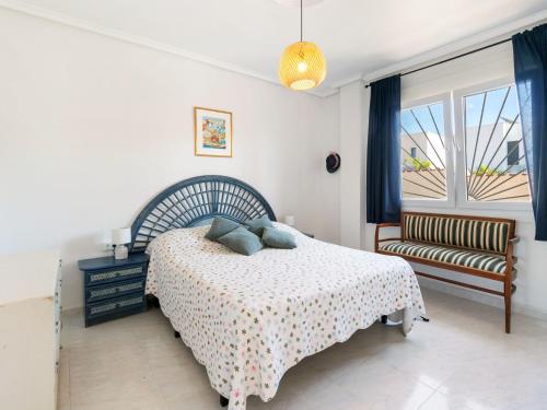 ein Schlafzimmer mit einem Bett und einem Stuhl und einem Fenster in der Unterkunft Villa Villa Recorral by Interhome in Rojales