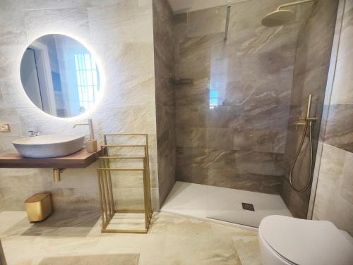 ラヴェンナにあるArtemis Roomsのシャワー、洗面台、鏡を備えたバスルーム