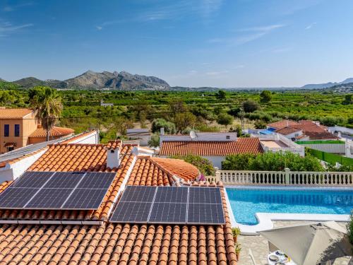 ein Haus mit Sonnenkollektoren auf dem Dach in der Unterkunft Holiday Home Olivia by Interhome in Fontilles