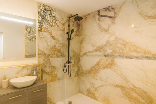 a bathroom with a shower and a sink at NEUES Apartment in Top Lage, free Parking max 1,65m Höhe und 1,8m Breite in Karlsruhe