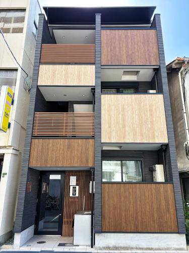 an apartment building with wooden fronts and a door at -桜時雨-新大阪 in Osaka