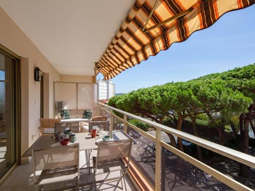 Un patio con una mesa y sillas en un balcón. en Studio Le Riviera-2 by Interhome, en Sainte-Maxime