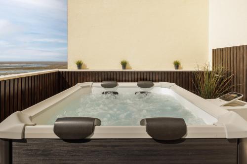 Top-Floor 2BR, Sea and city Views & Jacuzzi