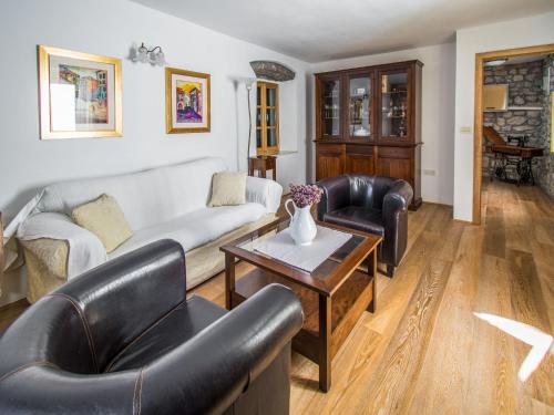 ein Wohnzimmer mit Sofa, Stühlen und einem Tisch in der Unterkunft Holiday Home Aleksa by Interhome in Šibenik