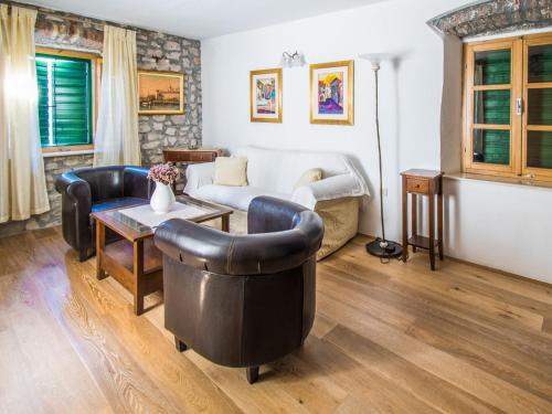 ein Wohnzimmer mit Couch und Stühlen in der Unterkunft Holiday Home Aleksa by Interhome in Šibenik
