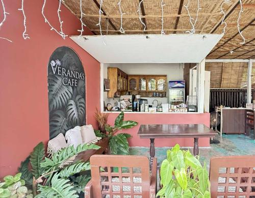 Verandas Beach Resort في Carmen: مطعم مع طاولة وكراسي في غرفة