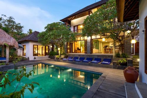 een exterieuraanzicht van een huis met een zwembad bij Jabunami Estate in Canggu