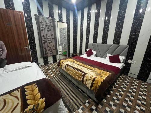 a bedroom with a bed and a striped wall at Priyakant palace in Chhatikara