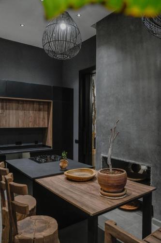 uma cozinha com uma mesa com um vaso de plantas em Palais Maya em Id Aïssa