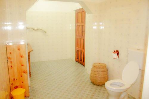 un baño con inodoro y lavabo en Mwazhouse, en Watamu