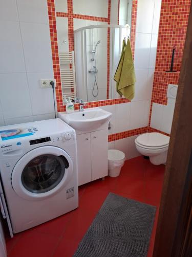 Bilik mandi di Red Apartment