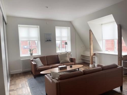 Posezení v ubytování Top-Floor APT with Balcony & Sea View in Visby