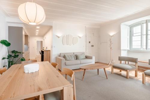 C1 Modern & Bright! Charming Apartment with 2 Bedrooms in Bairro Alto, Lisbon Downtown
