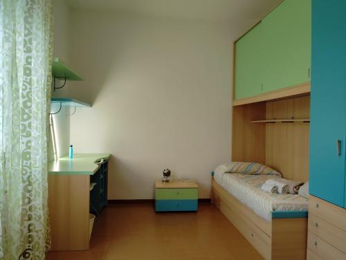 BerraにあるRoom Bed Bikeの小さなベッドルーム(二段ベッド1組、デスク付)