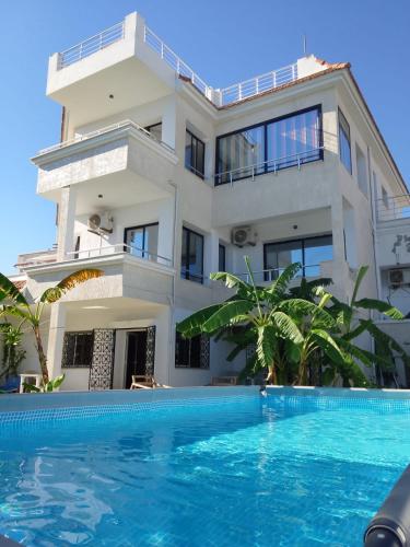 une maison avec une piscine devant dans l'établissement Dar houriya, à Tabarka