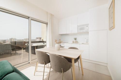 Top-Floor 2BR, Sea and city Views & Jacuzzi