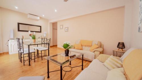 a living room with a couch and a table at DreamStay - San Vicente Ferrer Apartamento in Granada