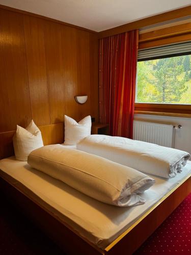 圣安东阿尔贝格Apart Dorr的有两张床和一扇窗户的卧室