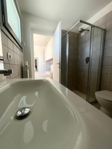 eine weiße Badewanne in einem Badezimmer mit Toilette in der Unterkunft Meublè Telò in San Paolo