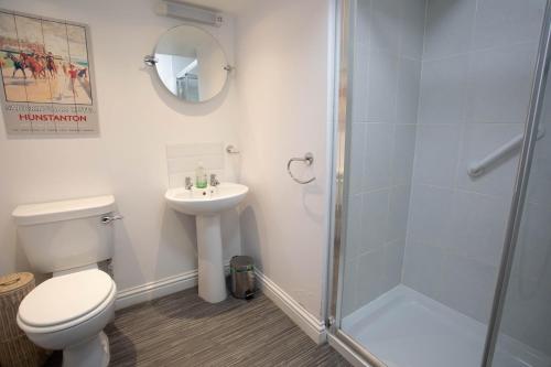 ein Badezimmer mit Dusche, Toilette und Waschbecken in der Unterkunft Waders - 2 bedroom coastal retreat, Crabpot Cottages, Hunstanton in Hunstanton