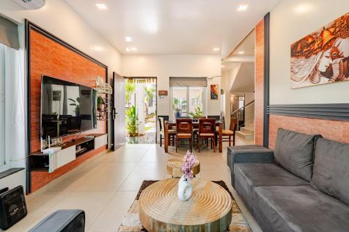 Posezení v ubytování AQUA VERDE- 3 Bedroom Townhouse wd Pvt Pool & Terrace