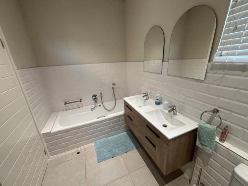 Ένα μπάνιο στο Ocean Gate House