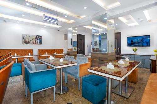 TV a/nebo společenská místnost v ubytování God's Touch Apartments Signature